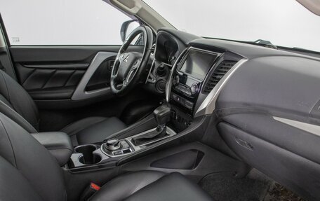 Mitsubishi Pajero Sport III рестайлинг, 2017 год, 2 450 000 рублей, 9 фотография