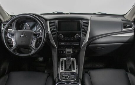 Mitsubishi Pajero Sport III рестайлинг, 2017 год, 2 450 000 рублей, 14 фотография