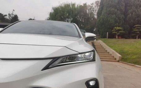 Toyota Venza, 2022 год, 2 420 000 рублей, 10 фотография