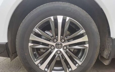 Toyota Venza, 2022 год, 2 420 000 рублей, 21 фотография