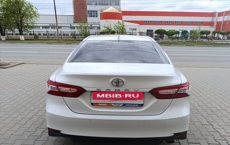 Toyota Camry, 2021 год, 3 180 000 рублей, 6 фотография