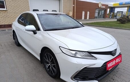 Toyota Camry, 2021 год, 3 180 000 рублей, 2 фотография