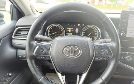 Toyota Camry, 2021 год, 3 180 000 рублей, 10 фотография