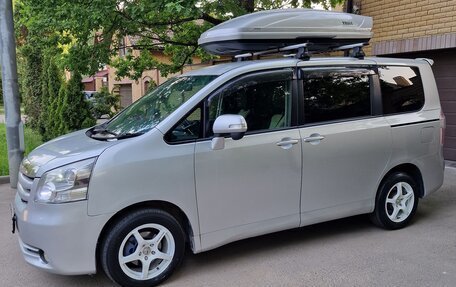 Toyota Noah III, 2009 год, 1 590 000 рублей, 5 фотография