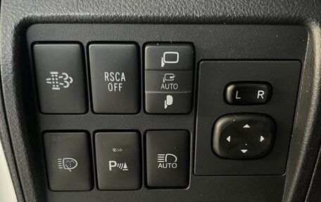 Toyota Land Cruiser 200, 2018 год, 7 790 000 рублей, 8 фотография