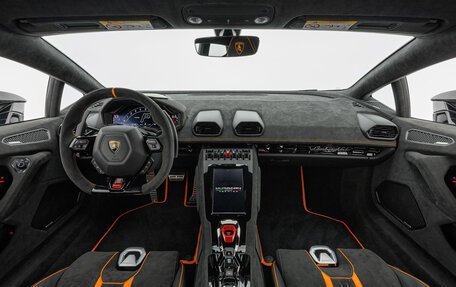 Lamborghini Huracán, 2024 год, 44 600 000 рублей, 13 фотография