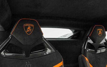 Lamborghini Huracán, 2024 год, 44 600 000 рублей, 17 фотография