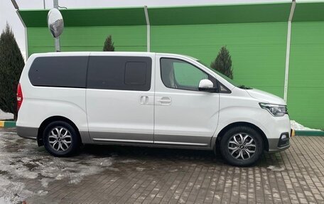 Hyundai H-1 II рестайлинг, 2021 год, 3 100 000 рублей, 2 фотография