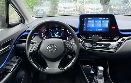Toyota C-HR I рестайлинг, 2021 год, 1 550 000 рублей, 10 фотография