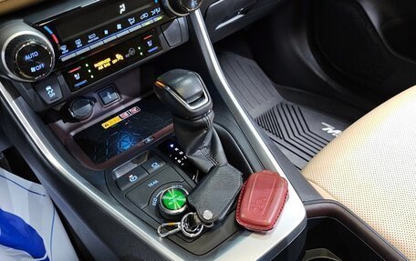 Toyota RAV4, 2022 год, 3 300 000 рублей, 9 фотография