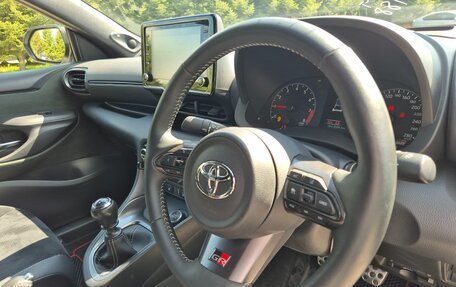 Toyota Yaris, 2021 год, 2 550 000 рублей, 32 фотография