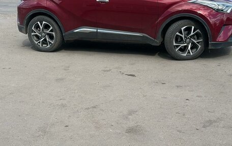 Toyota C-HR I рестайлинг, 2017 год, 2 000 000 рублей, 9 фотография