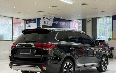 Mitsubishi Outlander III рестайлинг 3, 2021 год, 2 500 000 рублей, 5 фотография
