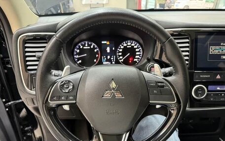 Mitsubishi Outlander III рестайлинг 3, 2021 год, 2 500 000 рублей, 11 фотография