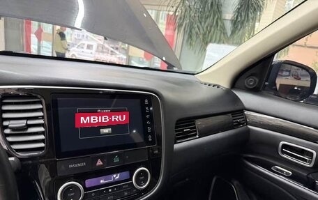 Mitsubishi Outlander III рестайлинг 3, 2021 год, 2 500 000 рублей, 13 фотография