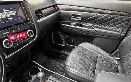 Mitsubishi Outlander III рестайлинг 3, 2021 год, 2 500 000 рублей, 14 фотография