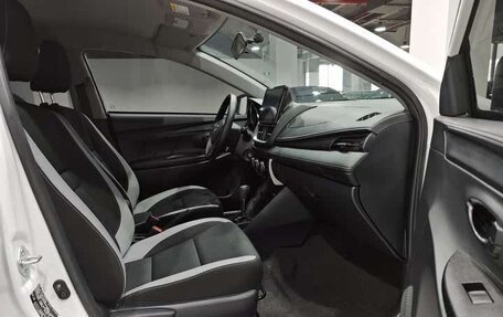 Toyota Yaris XP150 рестайлинг, 2022 год, 1 350 000 рублей, 15 фотография