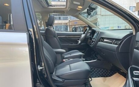 Mitsubishi Outlander III рестайлинг 3, 2022 год, 2 300 000 рублей, 13 фотография