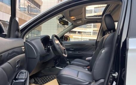 Mitsubishi Outlander III рестайлинг 3, 2022 год, 2 300 000 рублей, 12 фотография