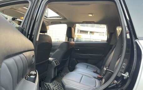 Mitsubishi Outlander III рестайлинг 3, 2022 год, 2 300 000 рублей, 14 фотография
