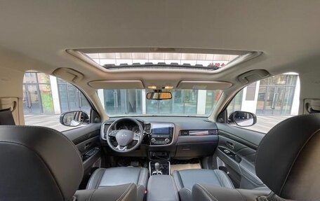 Mitsubishi Outlander III рестайлинг 3, 2022 год, 2 300 000 рублей, 11 фотография