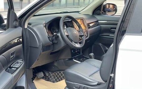 Mitsubishi Outlander III рестайлинг 3, 2022 год, 2 300 000 рублей, 10 фотография