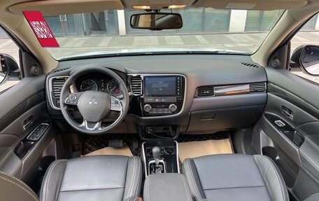 Mitsubishi Outlander III рестайлинг 3, 2022 год, 2 300 000 рублей, 15 фотография
