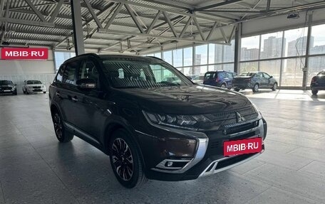 Mitsubishi Outlander III рестайлинг 3, 2021 год, 2 900 000 рублей, 3 фотография