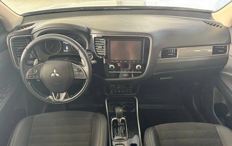 Mitsubishi Outlander III рестайлинг 3, 2021 год, 2 900 000 рублей, 9 фотография