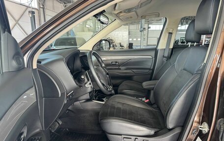 Mitsubishi Outlander III рестайлинг 3, 2021 год, 2 900 000 рублей, 10 фотография