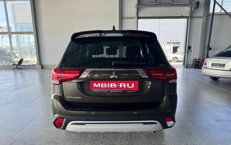 Mitsubishi Outlander III рестайлинг 3, 2021 год, 2 900 000 рублей, 8 фотография