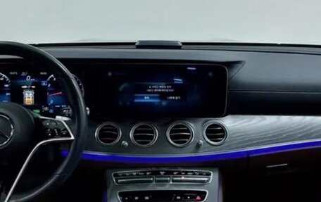 Mercedes-Benz E-Класс, 2022 год, 3 100 000 рублей, 5 фотография
