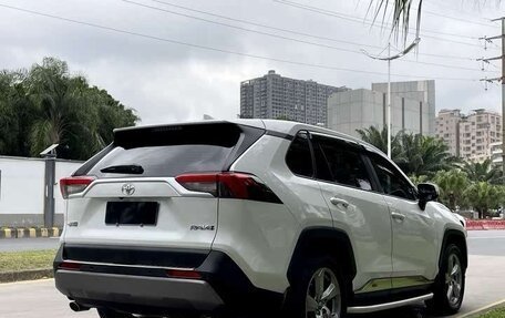 Toyota RAV4, 2022 год, 2 300 000 рублей, 3 фотография