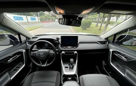 Toyota RAV4, 2022 год, 2 300 000 рублей, 6 фотография
