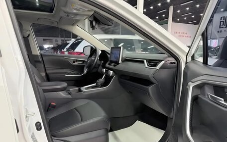 Toyota RAV4, 2021 год, 2 660 300 рублей, 16 фотография
