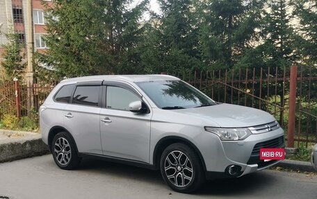 Mitsubishi Outlander III рестайлинг 3, 2014 год, 1 550 000 рублей, 2 фотография