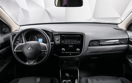 Mitsubishi Outlander III рестайлинг 3, 2020 год, 2 350 000 рублей, 11 фотография