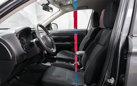 Mitsubishi Outlander III рестайлинг 3, 2020 год, 2 350 000 рублей, 10 фотография
