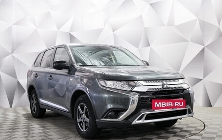 Mitsubishi Outlander III рестайлинг 3, 2020 год, 2 350 000 рублей, 7 фотография