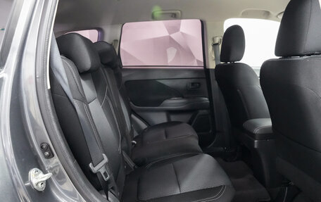 Mitsubishi Outlander III рестайлинг 3, 2020 год, 2 350 000 рублей, 13 фотография