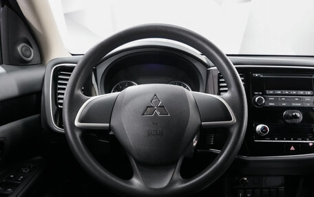 Mitsubishi Outlander III рестайлинг 3, 2020 год, 2 350 000 рублей, 14 фотография