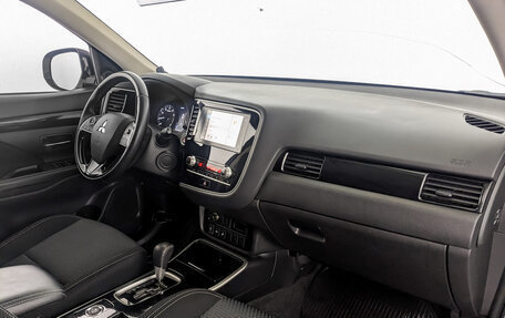 Mitsubishi Outlander III рестайлинг 3, 2020 год, 2 225 000 рублей, 11 фотография