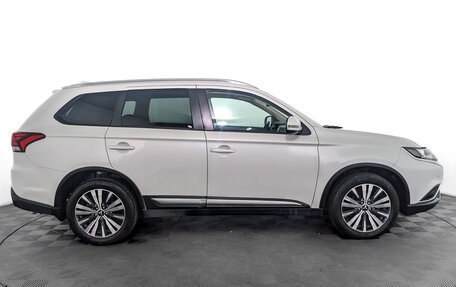 Mitsubishi Outlander III рестайлинг 3, 2020 год, 2 225 000 рублей, 4 фотография
