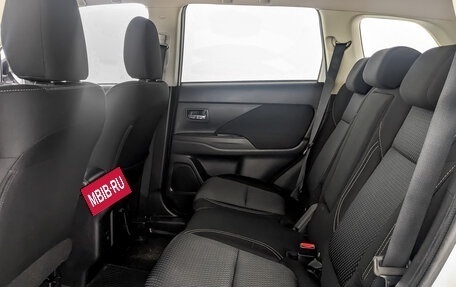 Mitsubishi Outlander III рестайлинг 3, 2020 год, 2 225 000 рублей, 12 фотография