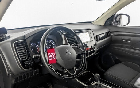 Mitsubishi Outlander III рестайлинг 3, 2020 год, 2 225 000 рублей, 16 фотография