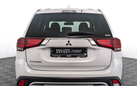 Mitsubishi Outlander III рестайлинг 3, 2020 год, 2 225 000 рублей, 6 фотография