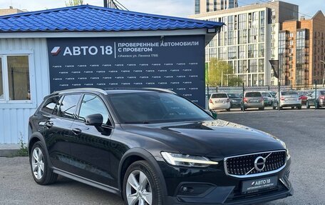Volvo V60 Cross Country II, 2019 год, 3 600 000 рублей, 4 фотография