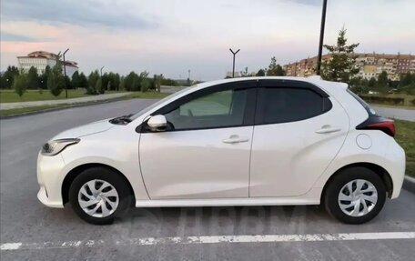 Toyota Yaris, 2022 год, 1 500 000 рублей, 2 фотография