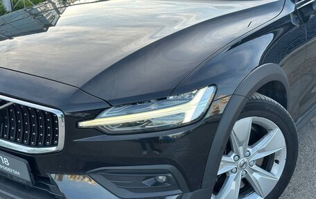 Volvo V60 Cross Country II, 2019 год, 3 600 000 рублей, 5 фотография