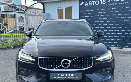 Volvo V60 Cross Country II, 2019 год, 3 600 000 рублей, 3 фотография